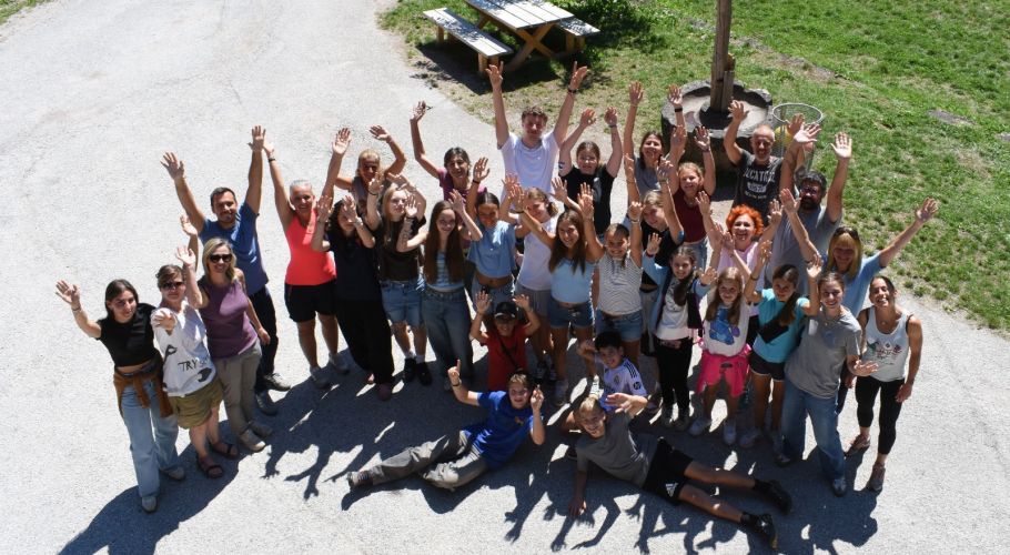 Gruppo di bambini e bambine iscritti al campo scuola
